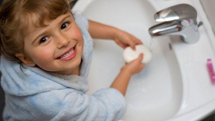 the child washes their hands with soap to prevent worms